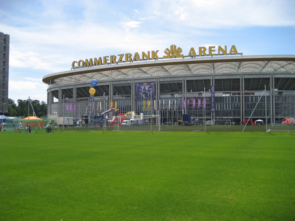 Santiago Bernabeu ar putea deveni Coca-Cola Arena, pe Camp Nou soseşte Microsoft. Noi de ce rămînem cu "Naţional Arena"?