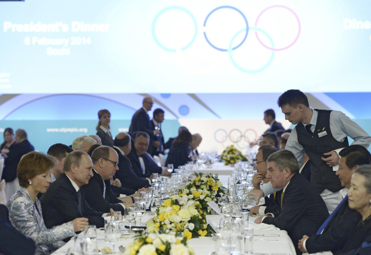 GALERIE FOTO » Dezastrul continuă la Soci: după toalete în comun, iată radiatoarele din tavan şi băile comune cu oglindă deasupra!