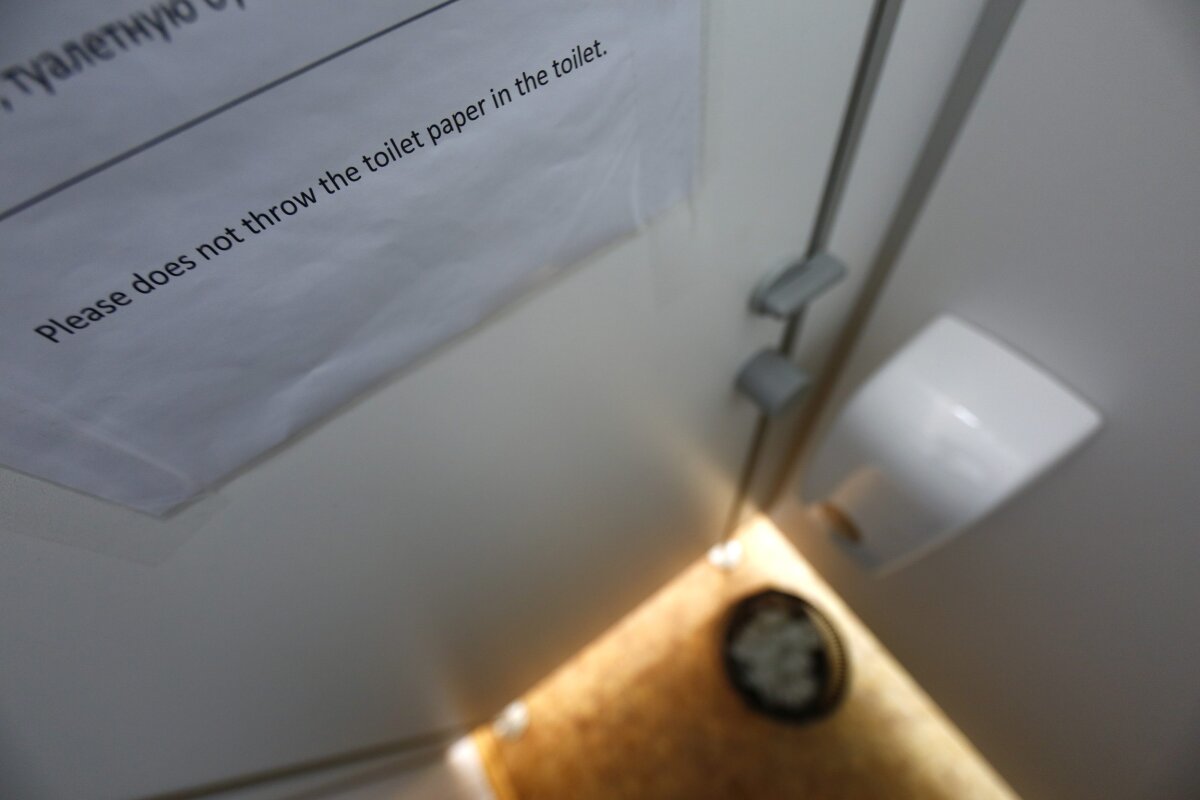 GALERIE FOTO » Dezastrul continuă la Soci: după toalete în comun, iată radiatoarele din tavan şi băile comune cu oglindă deasupra!