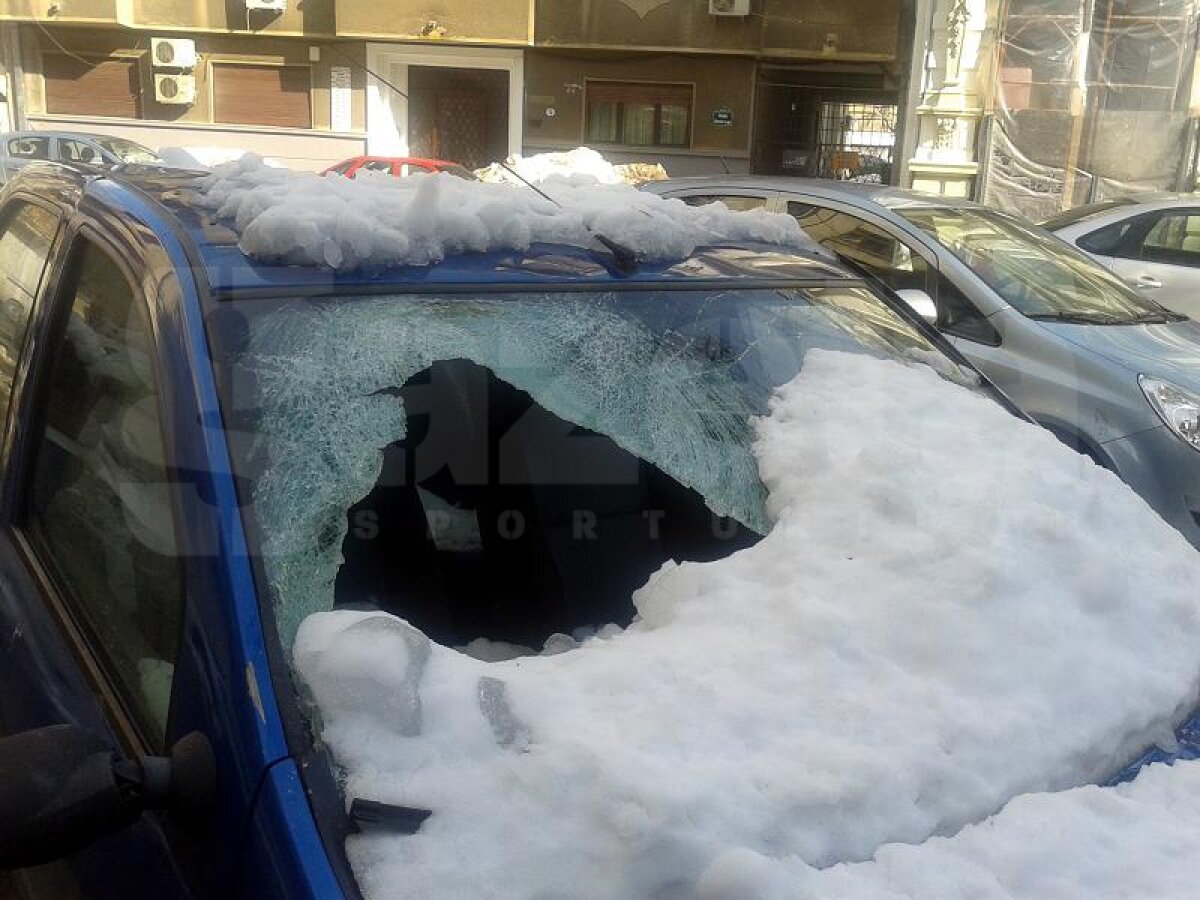 Se topeşte zăpada, aveţi grijă unde parcaţi! Ce a păţit un Logan la 50 de metri de redacţia GSP :S