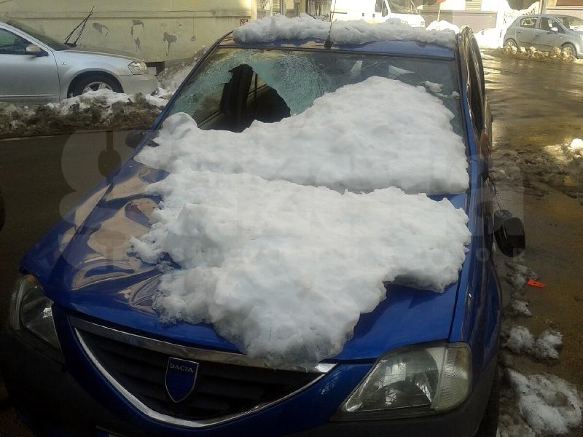 Se topeşte zăpada, aveţi grijă unde parcaţi! Ce a păţit un Logan la 50 de metri de redacţia GSP :S