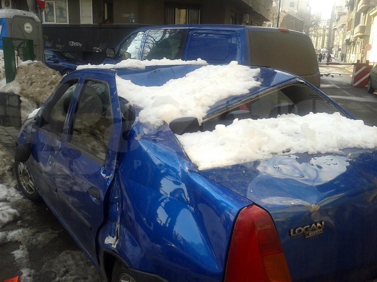 Se topeşte zăpada, aveţi grijă unde parcaţi! Ce a păţit un Logan la 50 de metri de redacţia GSP :S
