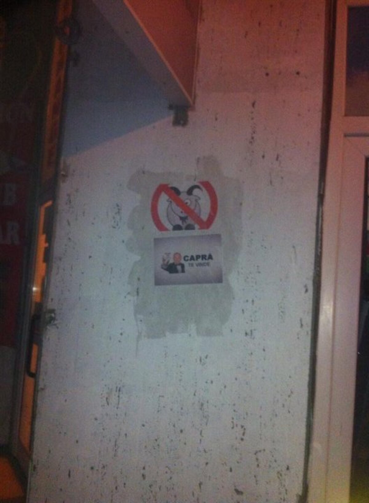 GALERIE FOTO Nu mai este dorit la Petrolul » Fanii au împînzit Ploieştiul cu sute de mesaje anti-Capră!