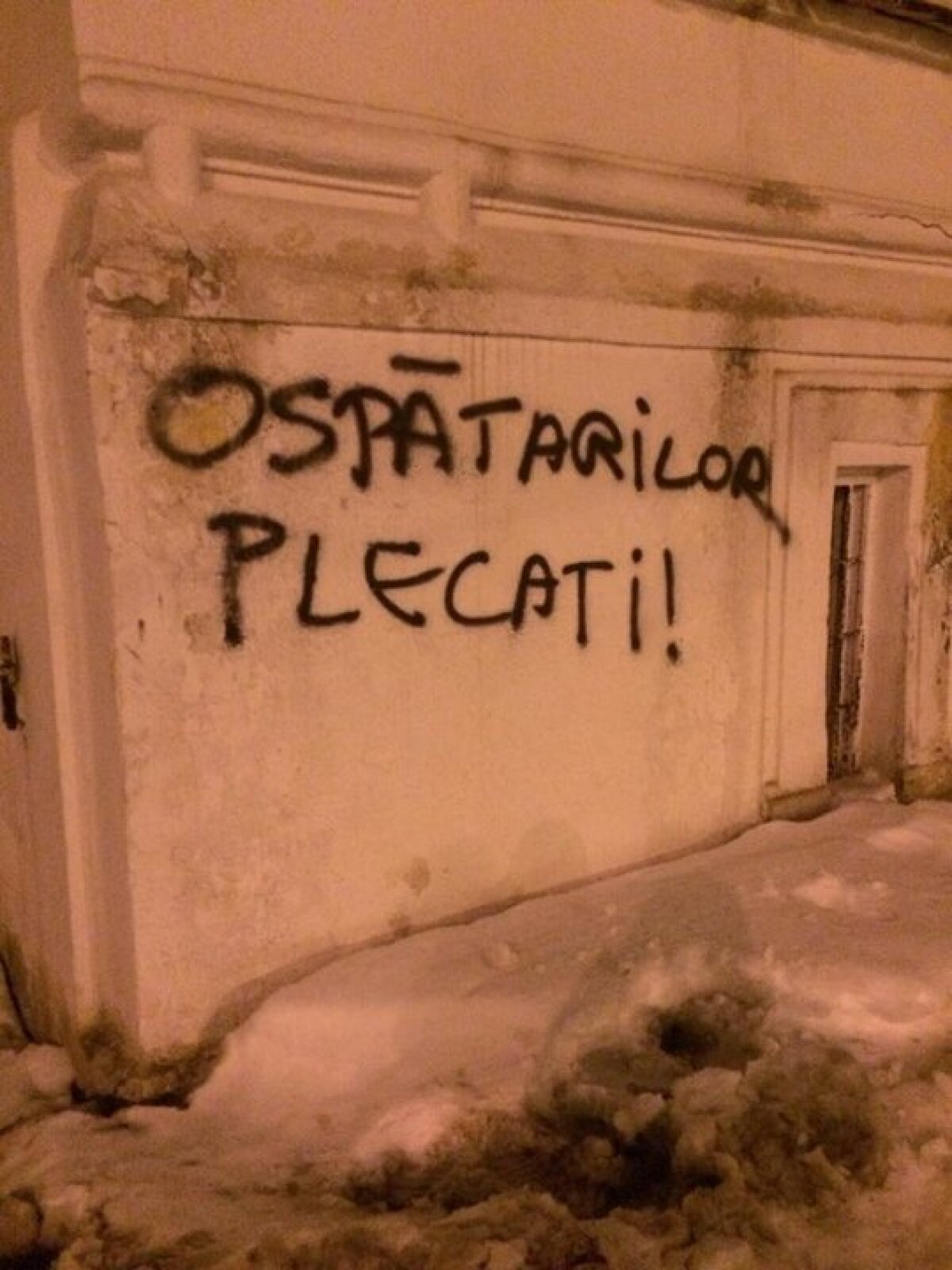 GALERIE FOTO Nu mai este dorit la Petrolul » Fanii au împînzit Ploieştiul cu sute de mesaje anti-Capră!