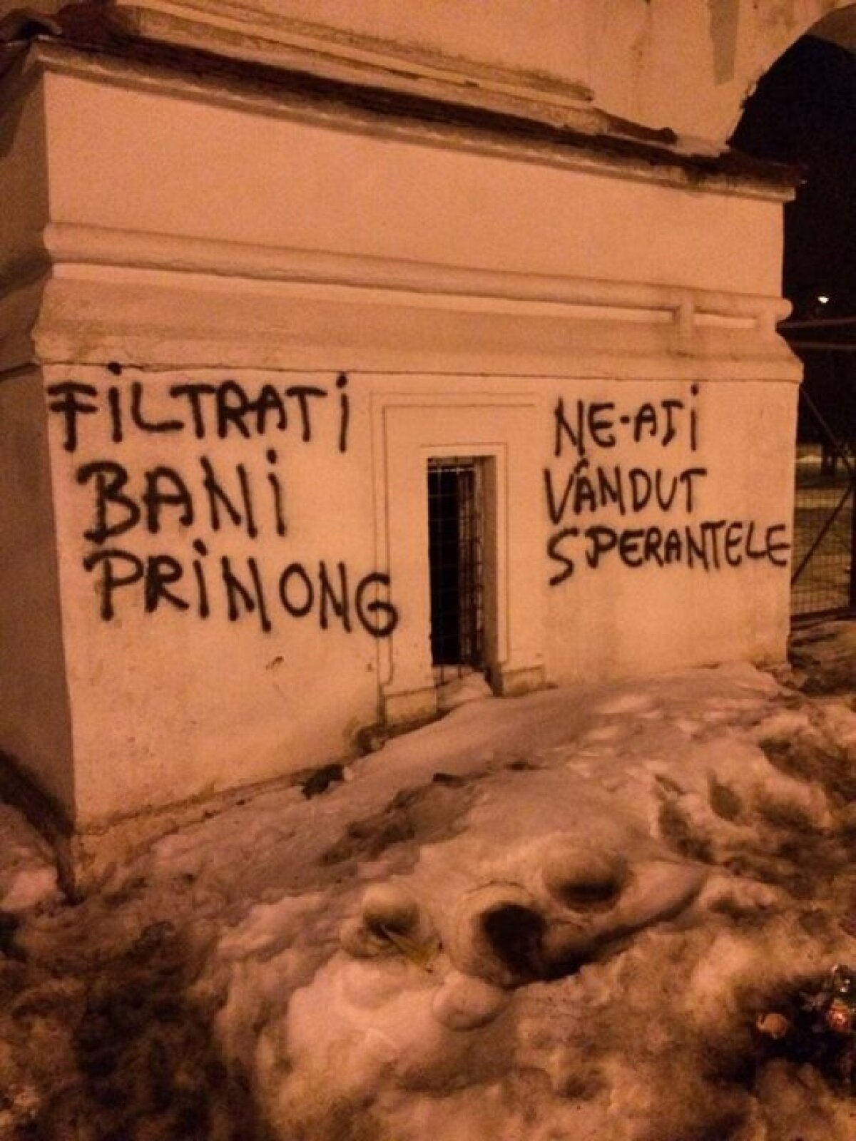 GALERIE FOTO Nu mai este dorit la Petrolul » Fanii au împînzit Ploieştiul cu sute de mesaje anti-Capră!