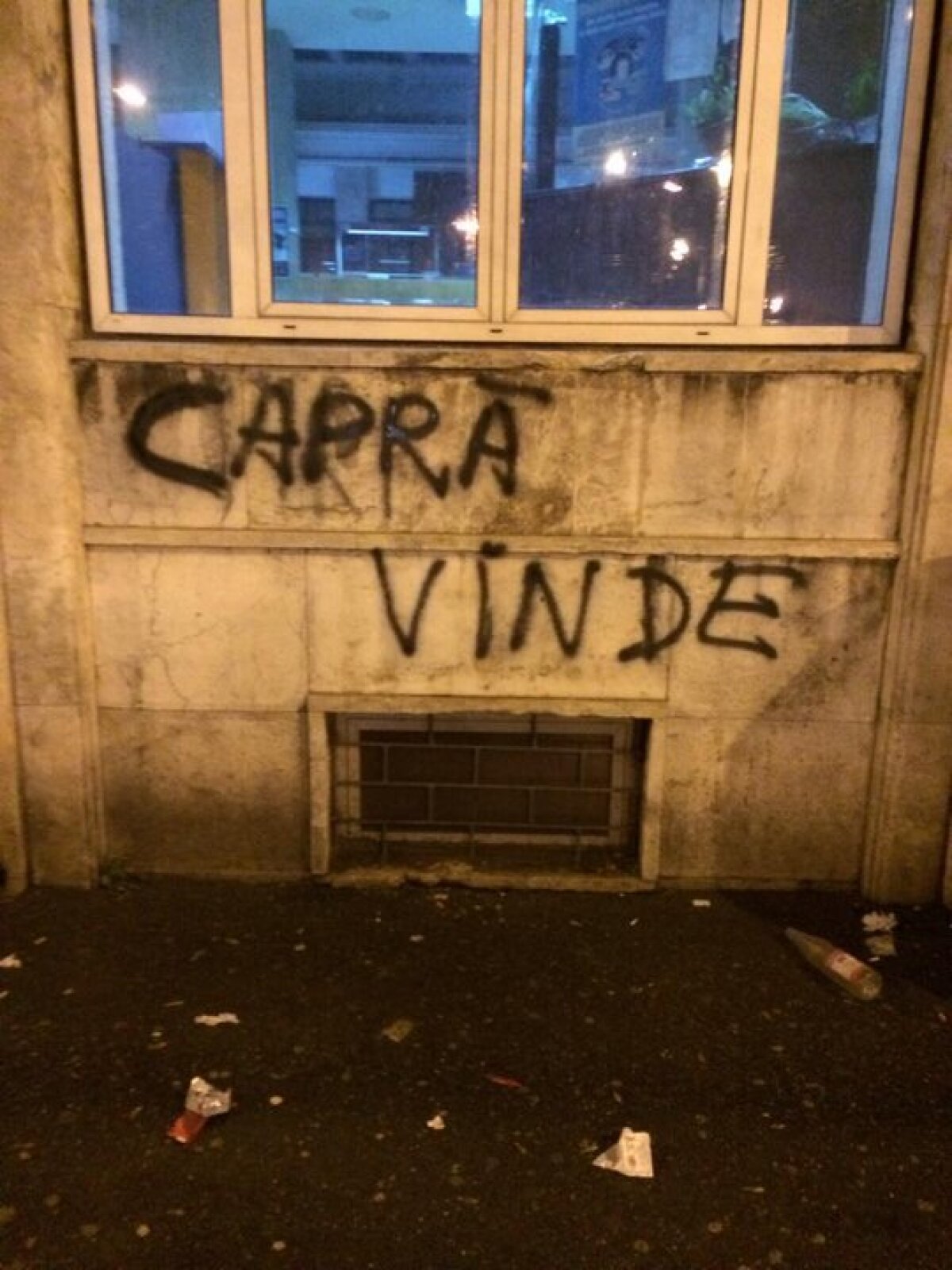 GALERIE FOTO Nu mai este dorit la Petrolul » Fanii au împînzit Ploieştiul cu sute de mesaje anti-Capră!