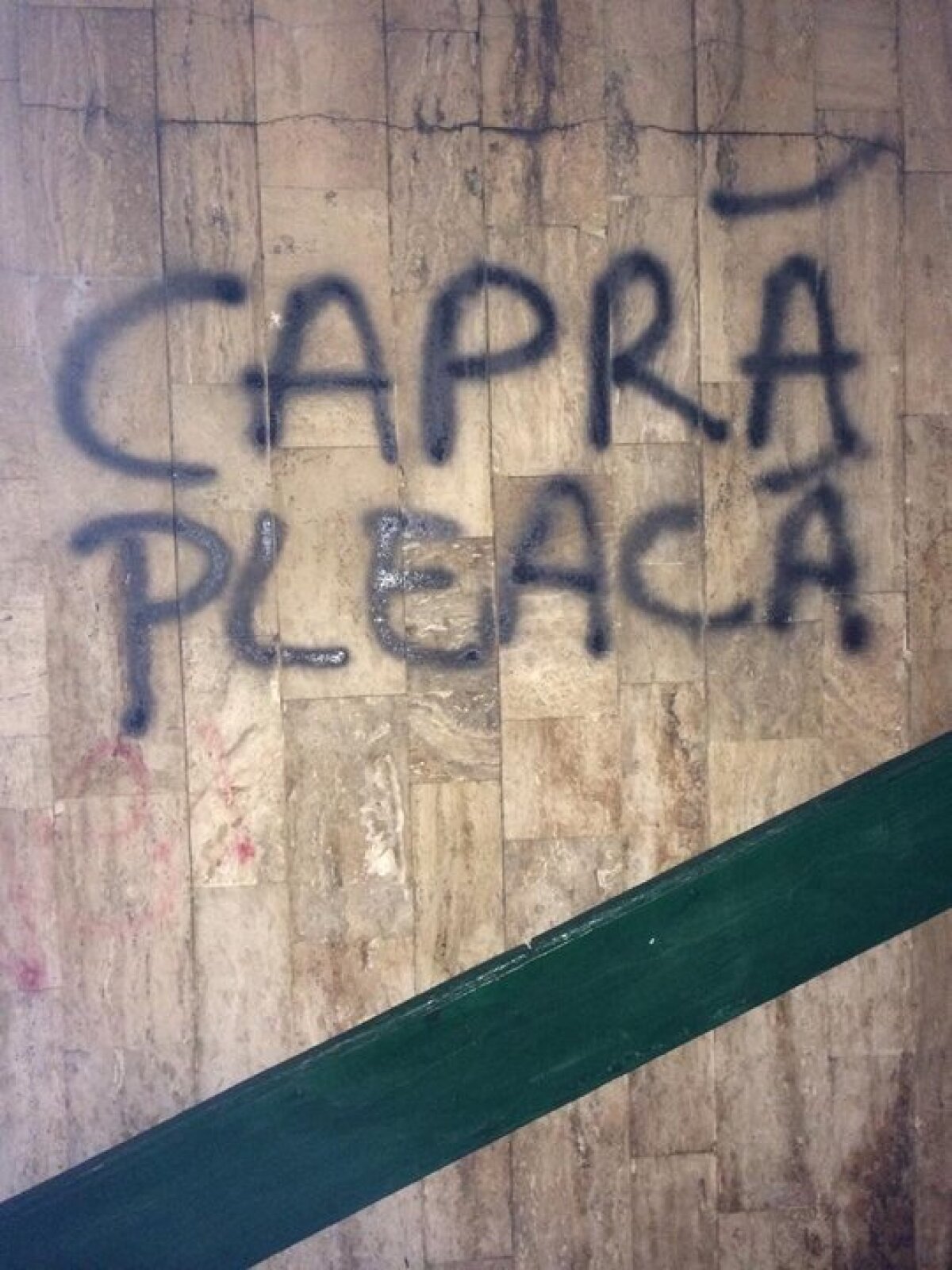 GALERIE FOTO Nu mai este dorit la Petrolul » Fanii au împînzit Ploieştiul cu sute de mesaje anti-Capră!