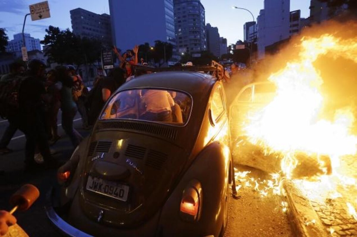 GALERIE FOTO "Nu, nu merg la Cupa Mondială" » Cu o economie care se clatină, Brazilia e traversată de proteste violente împotriva turneului final