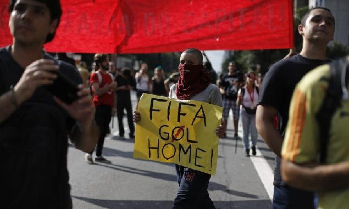 GALERIE FOTO "Nu, nu merg la Cupa Mondială" » Cu o economie care se clatină, Brazilia e traversată de proteste violente împotriva turneului final