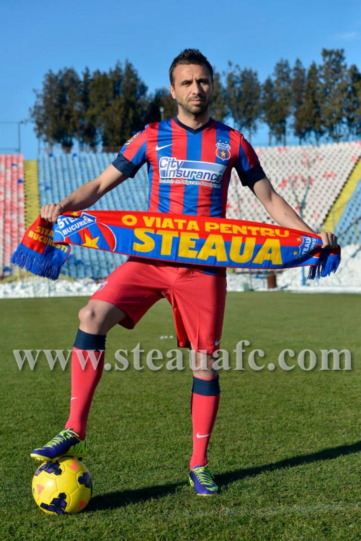 FOTO şi VIDEO Prima demonstraţie de tehnică a lui Lucian Sînmărtean în tricoul Stelei! Declaraţie surprinzătoare: "Poate mai semnez pe 2 ani"