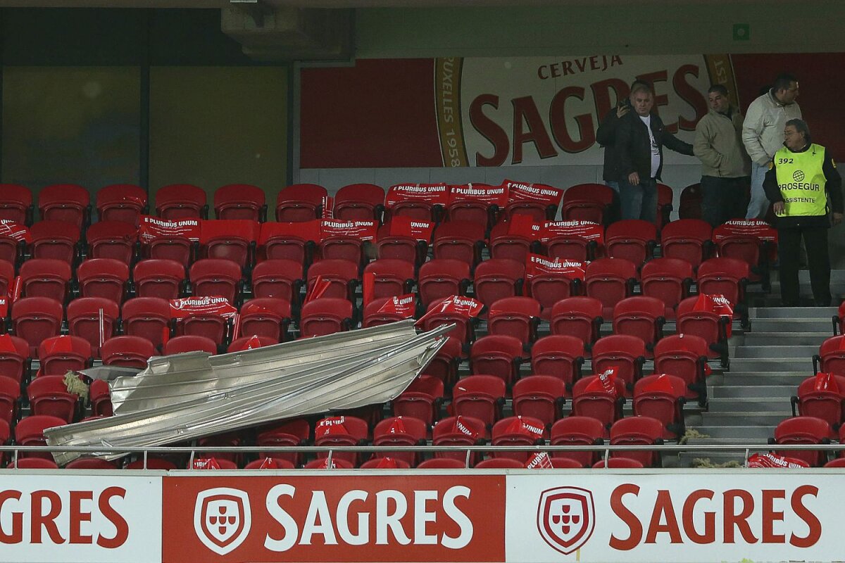 Bombardament cu panouri metalice! » Vîntul a răvăşit Estadio da Luz. Derby-ul Benfica - Sporting a fost amînat pentru azi