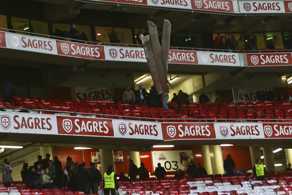 Bombardament cu panouri metalice! » Vîntul a răvăşit Estadio da Luz. Derby-ul Benfica - Sporting a fost amînat pentru azi