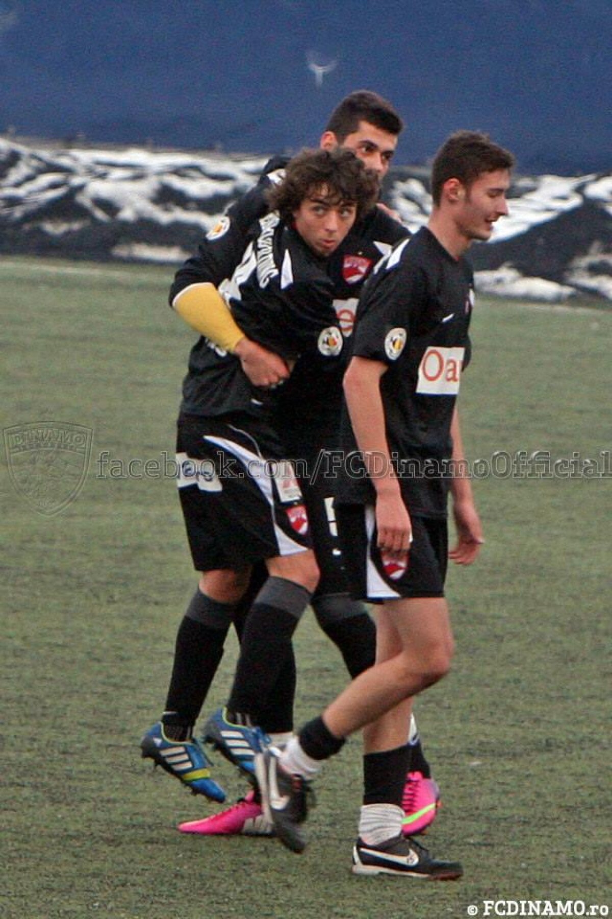 GALERIE FOTO Pe urmele tatălui » Patrick Petre a debutat la Dinamo II: "Sper să mă depăşească!"