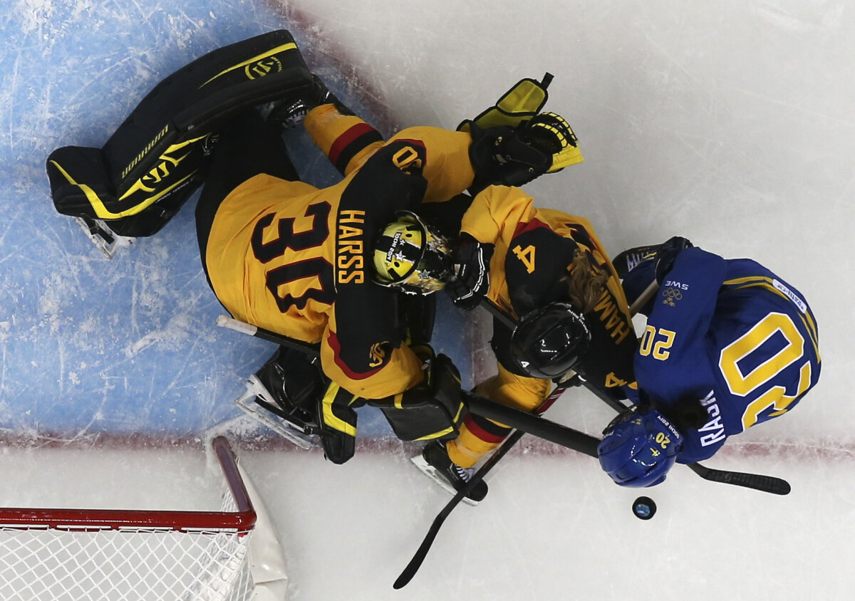 GALERIE FOTO A început show-ul! 15 imagini spectaculoase din cel mai tare sport de echipă de la Soci: hocheiul!