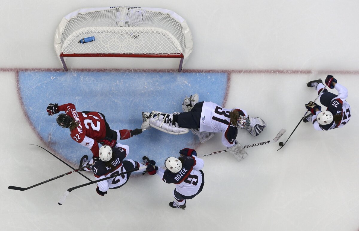 GALERIE FOTO A început show-ul! 15 imagini spectaculoase din cel mai tare sport de echipă de la Soci: hocheiul!