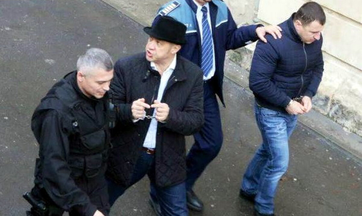 VIDEO şi FOTO Rudel Obreja rămîne în arest! Solicitarea de revocare a mandatului a fost respinsă » Dialog blitz cu ziariştii: "El e jigodia împuţită!"