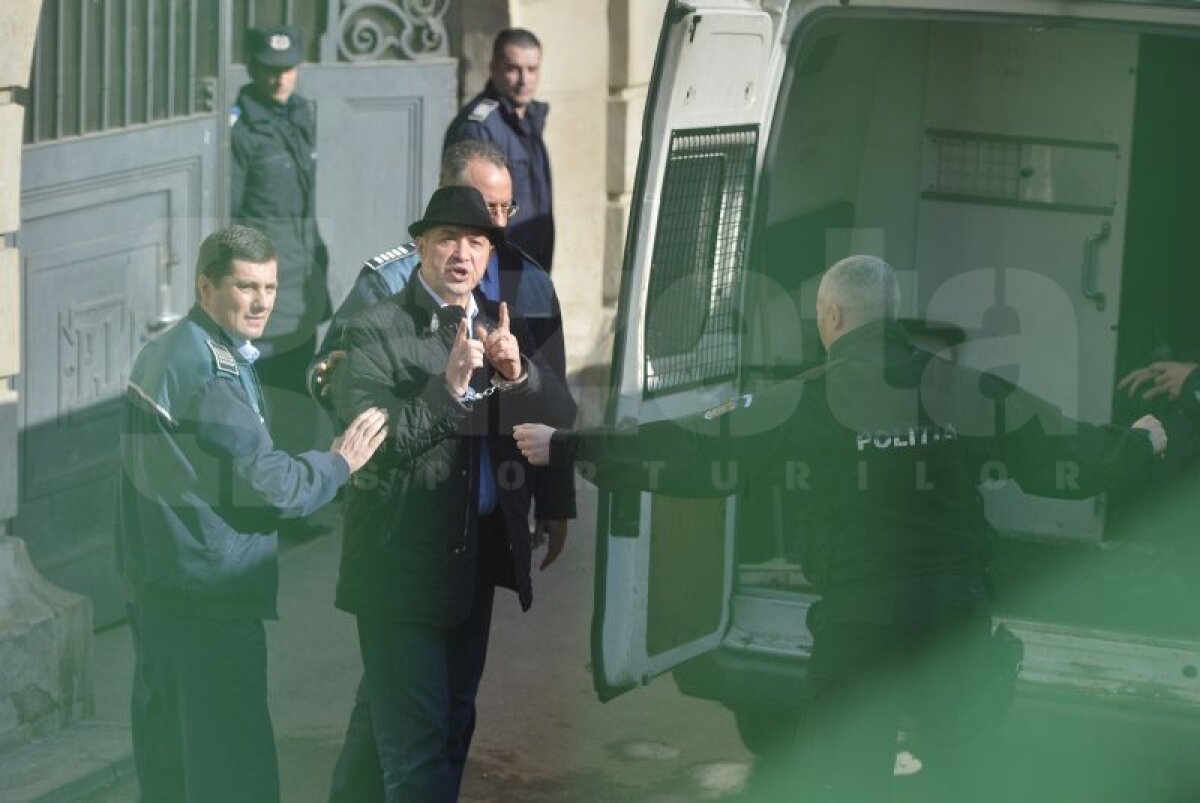 VIDEO şi FOTO Rudel Obreja rămîne în arest! Solicitarea de revocare a mandatului a fost respinsă » Dialog blitz cu ziariştii: "El e jigodia împuţită!"