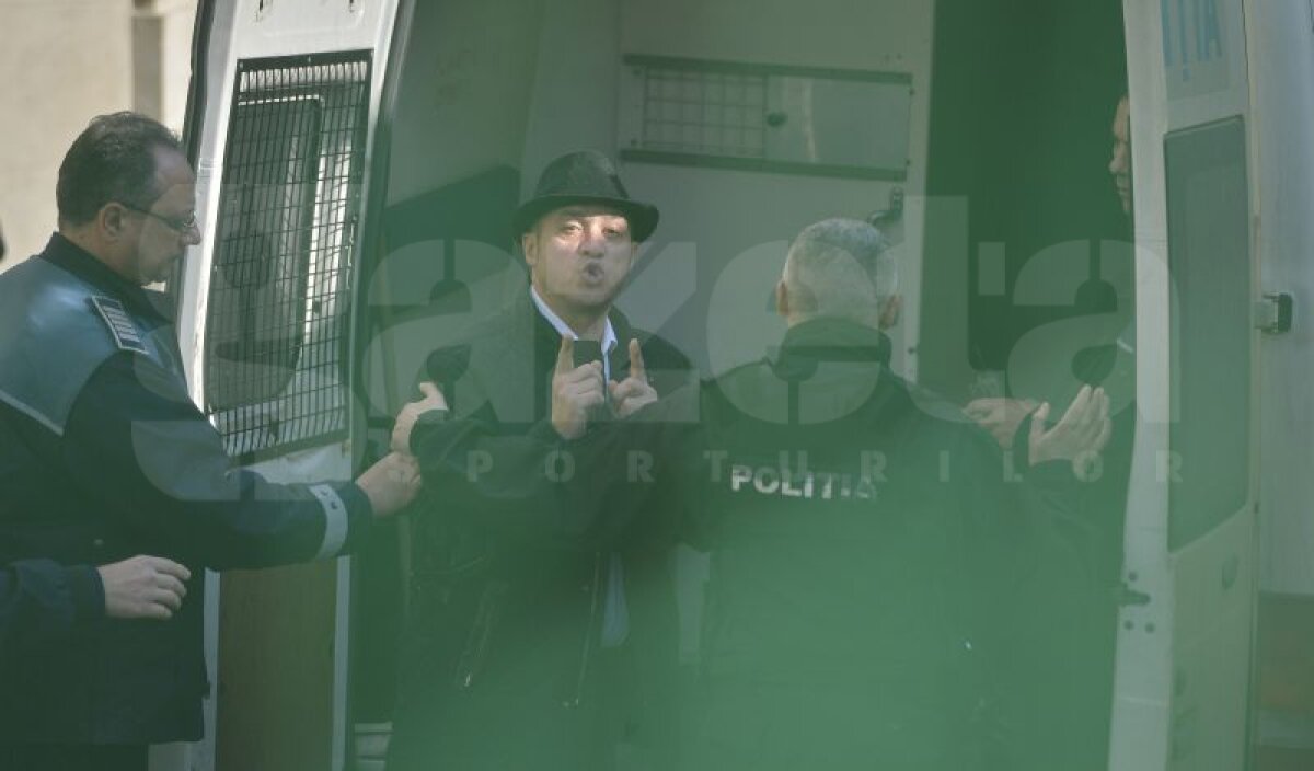 VIDEO şi FOTO Rudel Obreja rămîne în arest! Solicitarea de revocare a mandatului a fost respinsă » Dialog blitz cu ziariştii: "El e jigodia împuţită!"