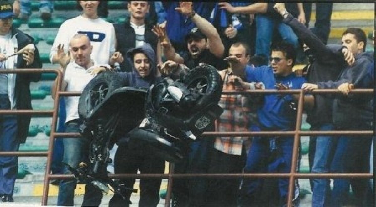 FOTO Cele mai şocante 10 lucruri aruncate de fani pe terenul de fotbal » Motocicletă, minge de plajă sau proteză!