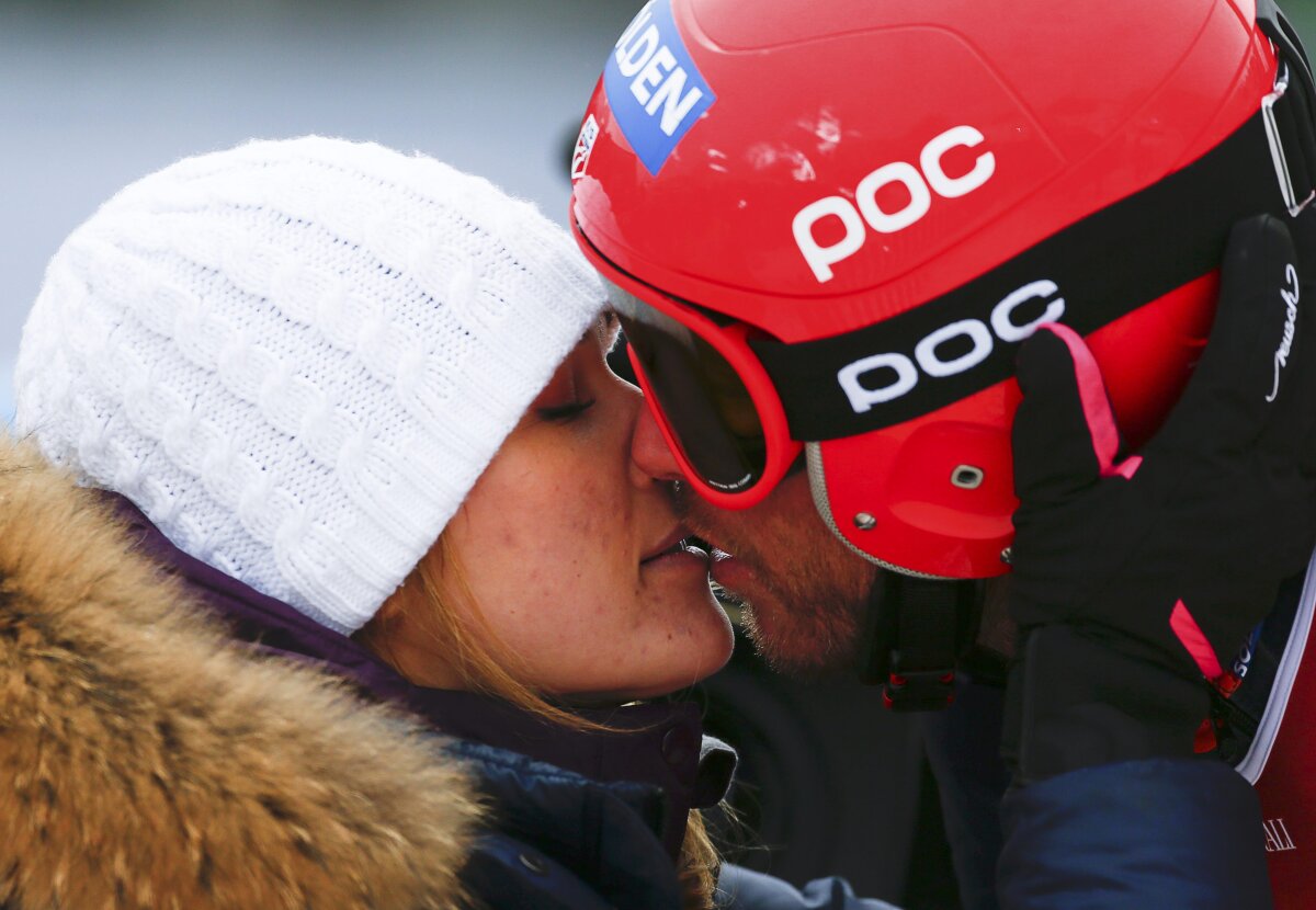 GALERIE FOTO Zîmbete pentru Bode Miller » Cea mai frumoasă soţie de la Soci şi-a făcut apariţia pe marginea pîrtiei