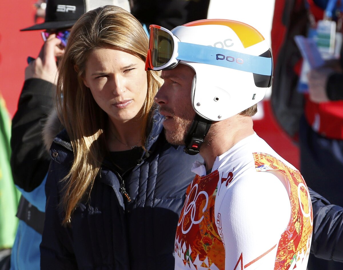 GALERIE FOTO Zîmbete pentru Bode Miller » Cea mai frumoasă soţie de la Soci şi-a făcut apariţia pe marginea pîrtiei