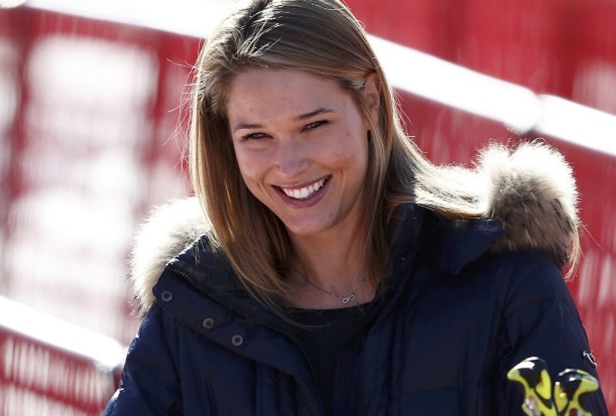 GALERIE FOTO Zîmbete pentru Bode Miller » Cea mai frumoasă soţie de la Soci şi-a făcut apariţia pe marginea pîrtiei