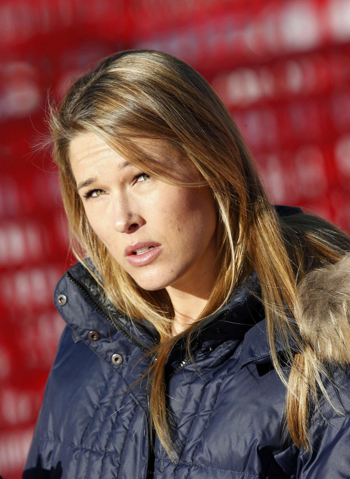 GALERIE FOTO Zîmbete pentru Bode Miller » Cea mai frumoasă soţie de la Soci şi-a făcut apariţia pe marginea pîrtiei