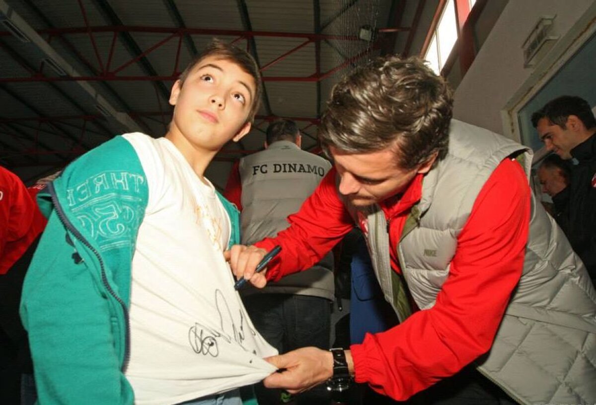 Jucătorii dinamovişti au fost în vizită la şcoala unde a învăţat Reghe » "Laur ţinea cu Dinamo cînd era mic"