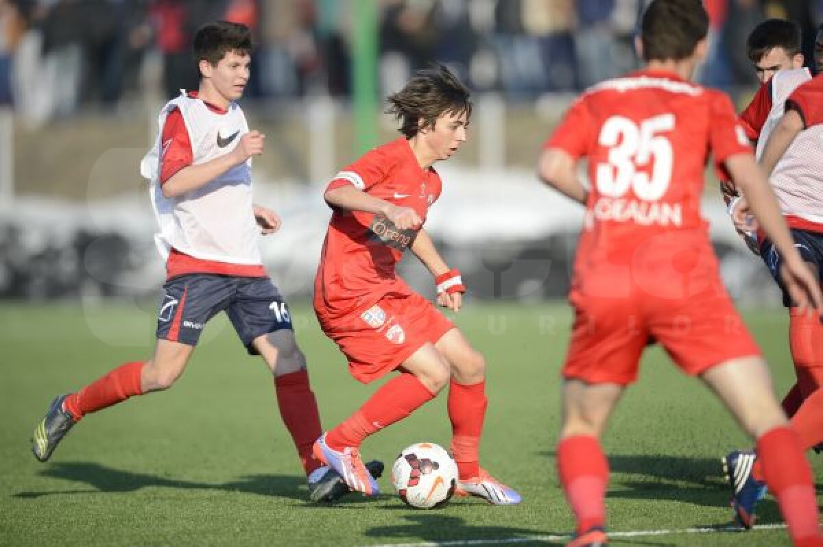 GALERIE FOTO "Piticul" al II-lea » Patrick Petre a debutat în tricoul lui Dinamo şi a primit banderola!