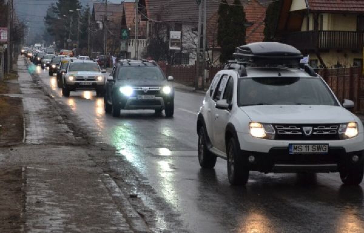 FOTO Off-road cu dusterişti » Peste 90 de pasionaţi ai SUV-ului românesc s-au întîlnit la Bran