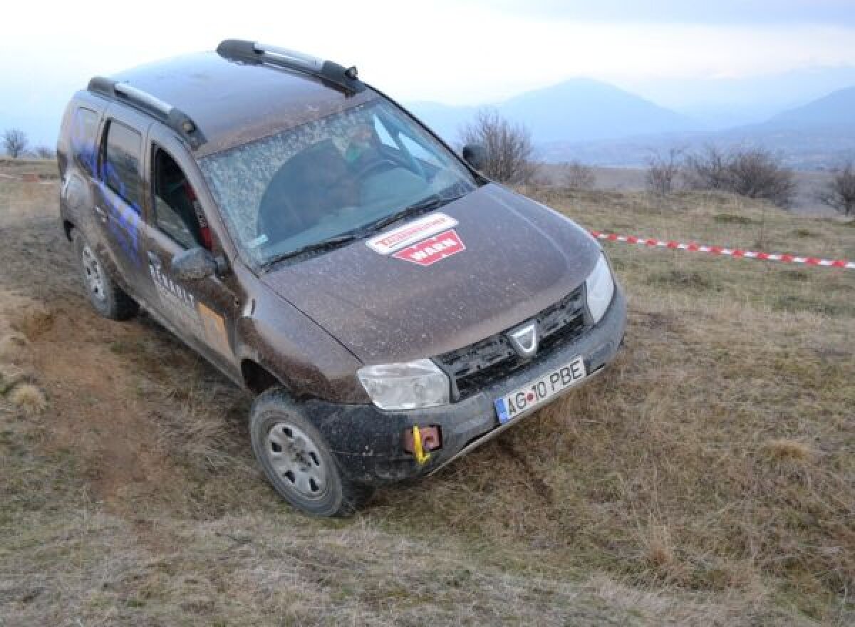 FOTO Off-road cu dusterişti » Peste 90 de pasionaţi ai SUV-ului românesc s-au întîlnit la Bran