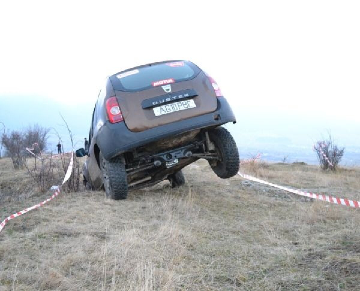 FOTO Off-road cu dusterişti » Peste 90 de pasionaţi ai SUV-ului românesc s-au întîlnit la Bran