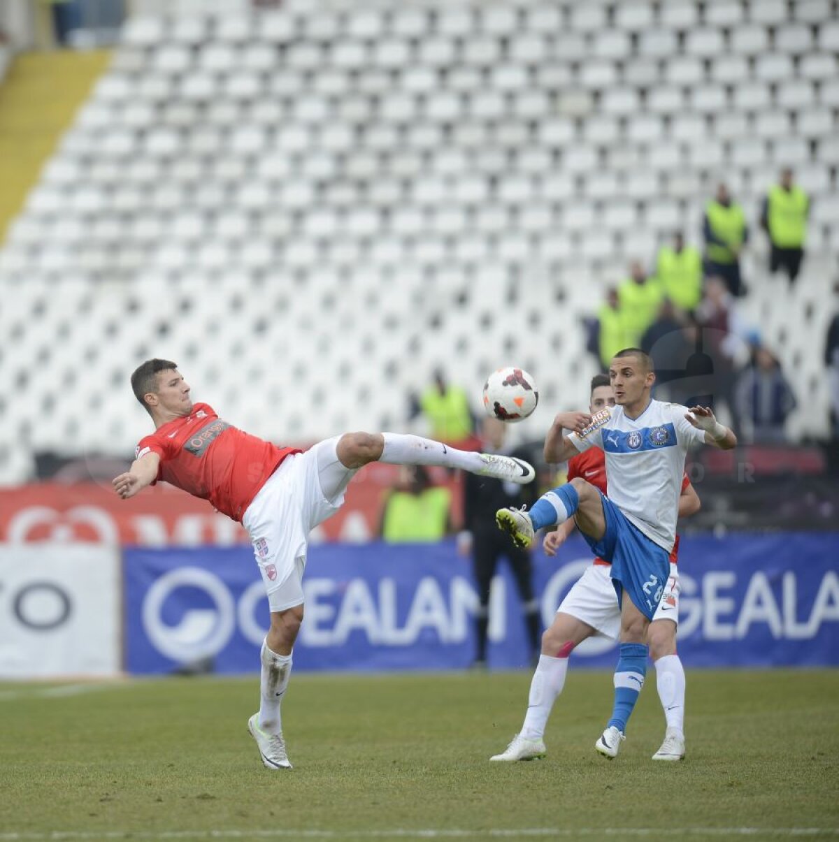 FOTO şi VIDEO Dinamo - Viitorul 1-2 » Dezastru pentru "cîini" în primul meci din 2014, debut de coşmar pentru Cioinac!