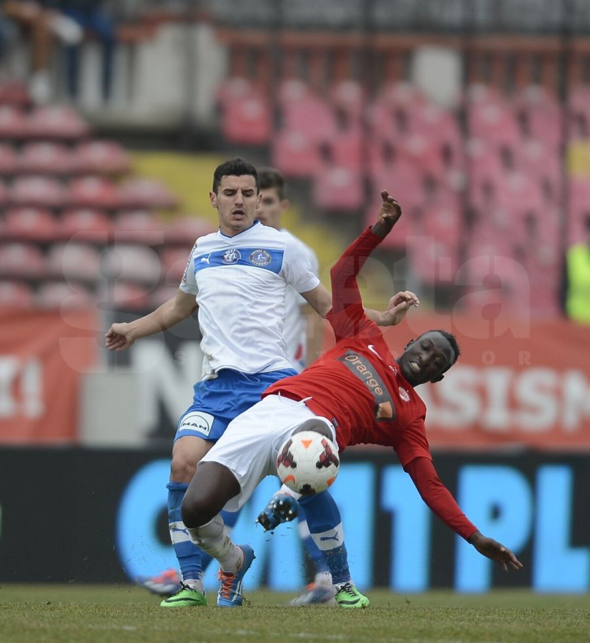 FOTO şi VIDEO Dinamo - Viitorul 1-2 » Dezastru pentru "cîini" în primul meci din 2014, debut de coşmar pentru Cioinac!