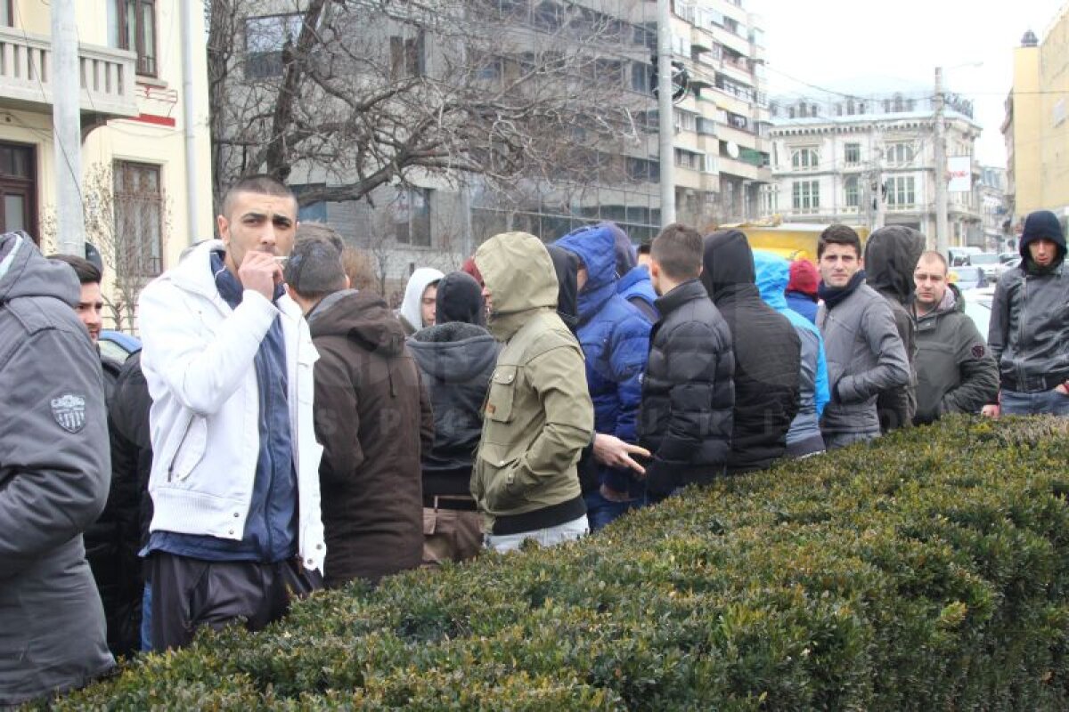 FOTO Stare de asediu în Bănie! Jandarmii păzesc casa lui Mititelu de furia suporterilor alb-albaştri!