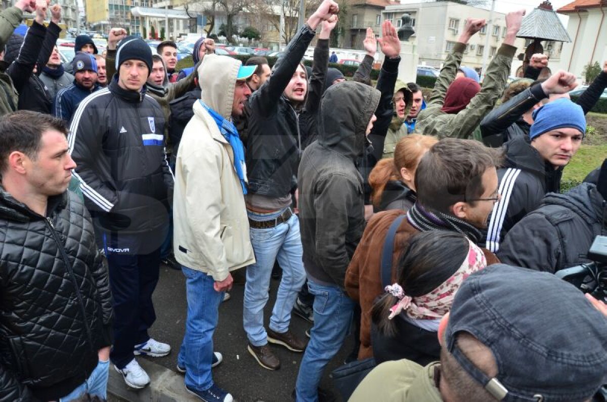 FOTO Stare de asediu în Bănie! Jandarmii păzesc casa lui Mititelu de furia suporterilor alb-albaştri!