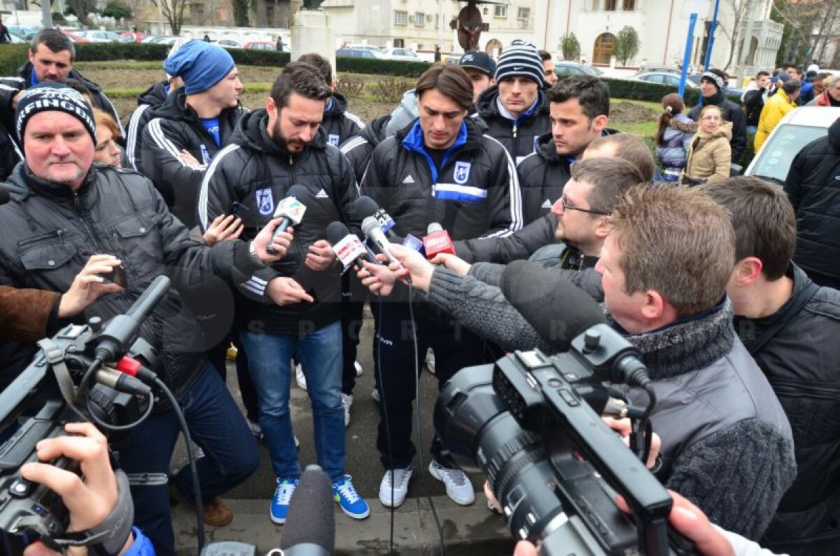 FOTO Stare de asediu în Bănie! Jandarmii păzesc casa lui Mititelu de furia suporterilor alb-albaştri!