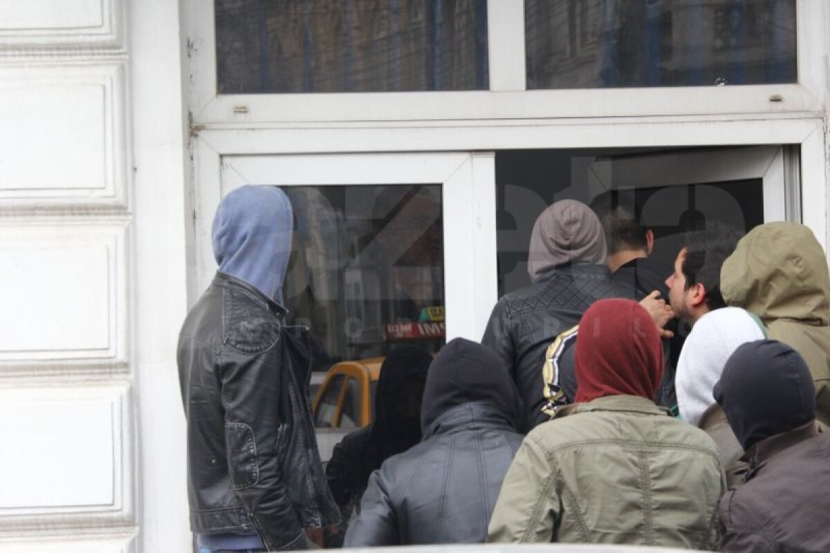 FOTO Stare de asediu în Bănie! Jandarmii păzesc casa lui Mititelu de furia suporterilor alb-albaştri!