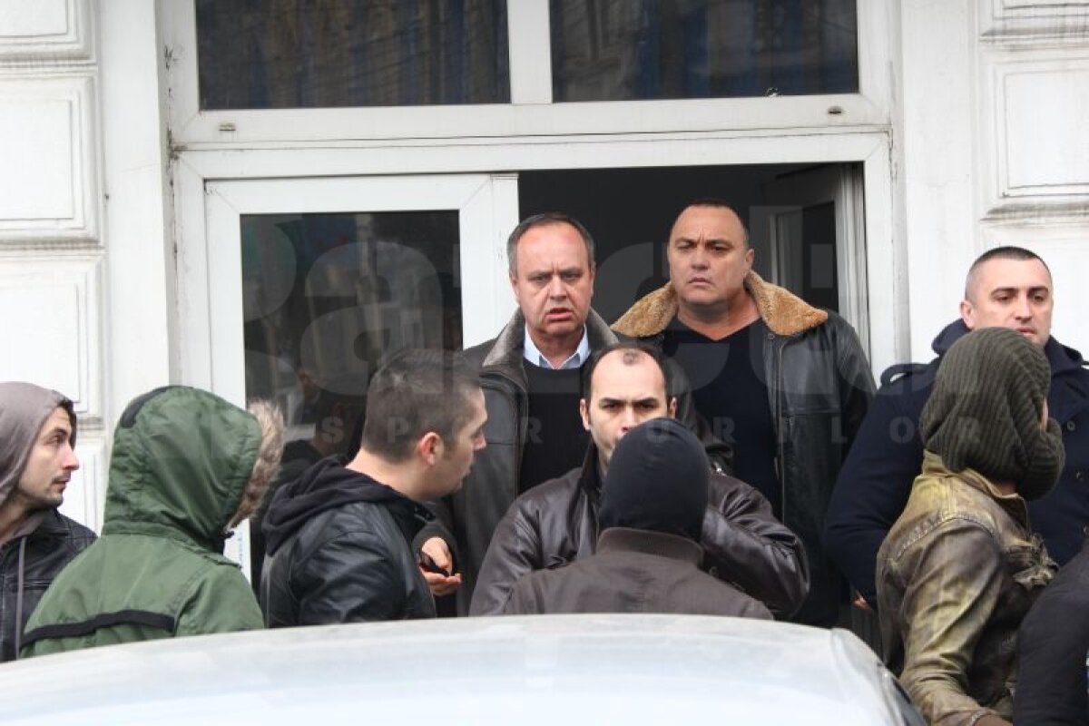 FOTO Stare de asediu în Bănie! Jandarmii păzesc casa lui Mititelu de furia suporterilor alb-albaştri!