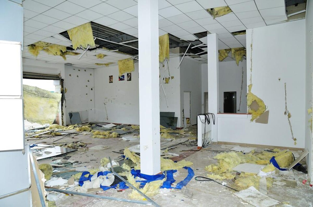 GALERIE FOTO Casa bîntuită » Stadionul Unirii Urziceni arată ca după bombardament