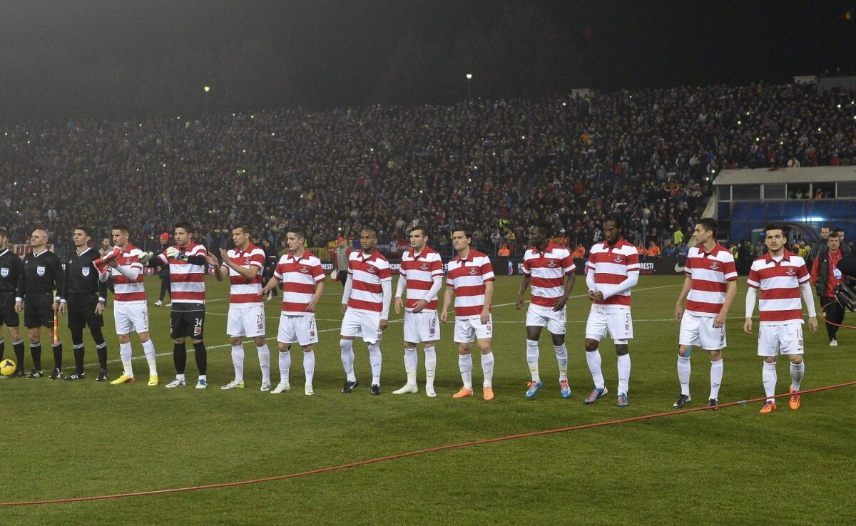 Din respect pentru ”cîinii” din peluză » Jucătorii şi antrenorul lui Dinamo au făcut un gest deosebit la meciul cu Steaua