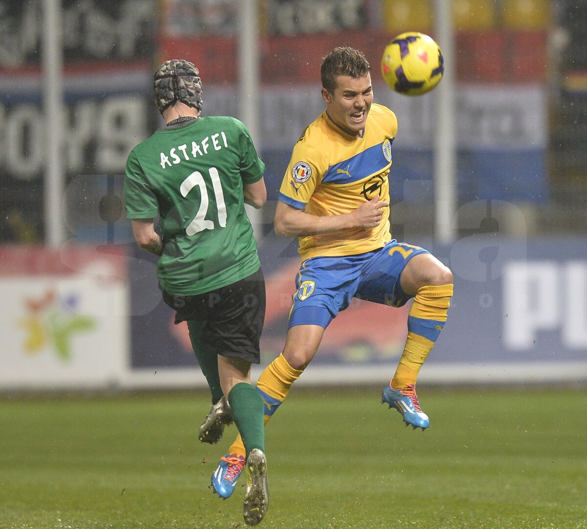 VIDEO şi FOTO Petrolul a învins-o pe Oţelul, scor 2-0, şi s-a apropiat la 5 puncte de Steaua » Teixeira şi Tamuz au înscris