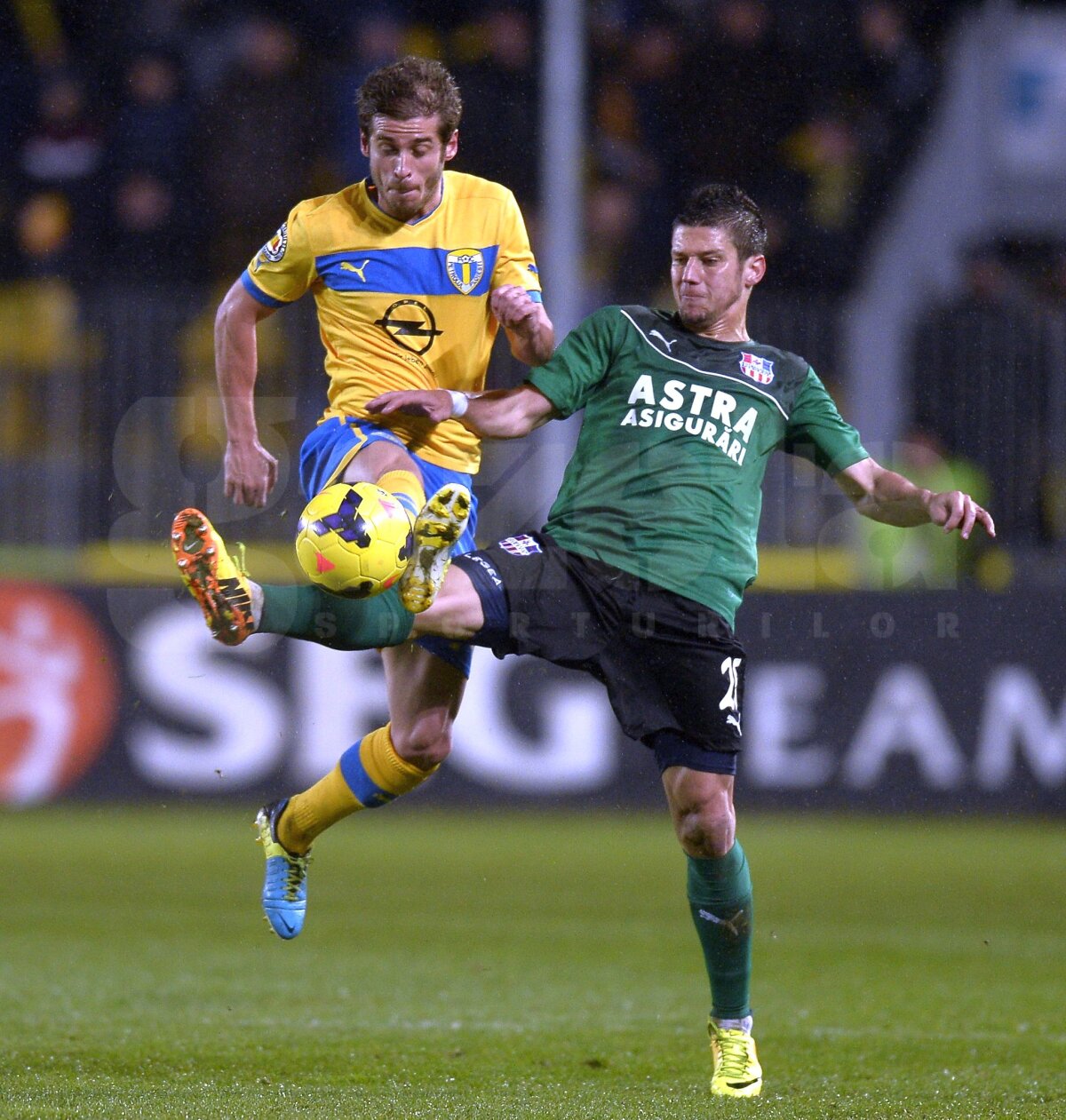VIDEO şi FOTO Petrolul a învins-o pe Oţelul, scor 2-0, şi s-a apropiat la 5 puncte de Steaua » Teixeira şi Tamuz au înscris