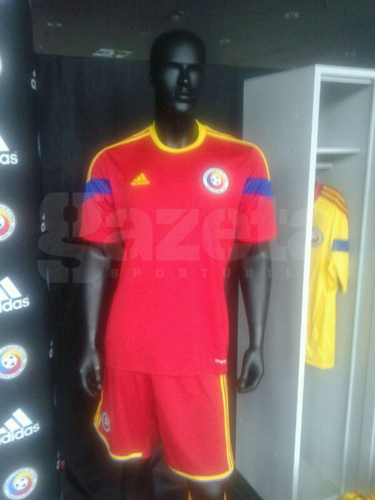 GALERIE FOTO Cu alt look împotriva lui Lionel Messi » Tricolorii au prezentat azi noile echipamente