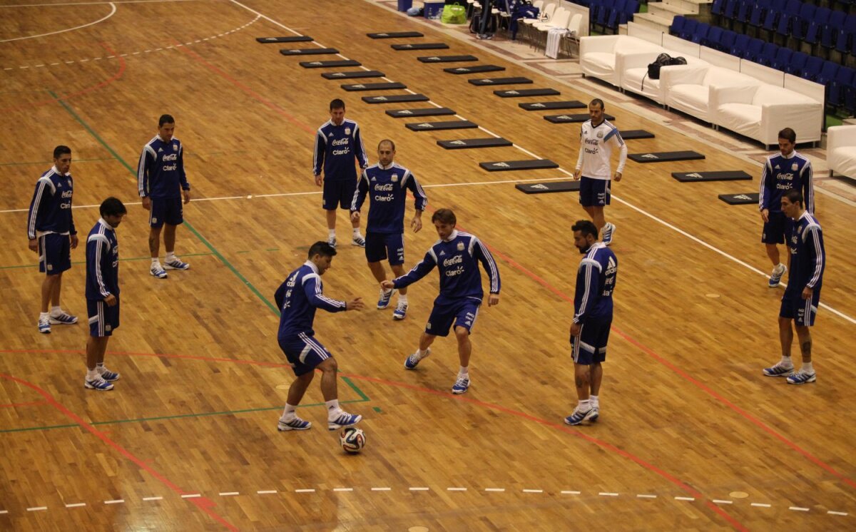 FOTO Tango în sală pe "tărîm ţigănesc" » Argentinienii, într-o postură inedită: s-au antrenat la Polivalentă