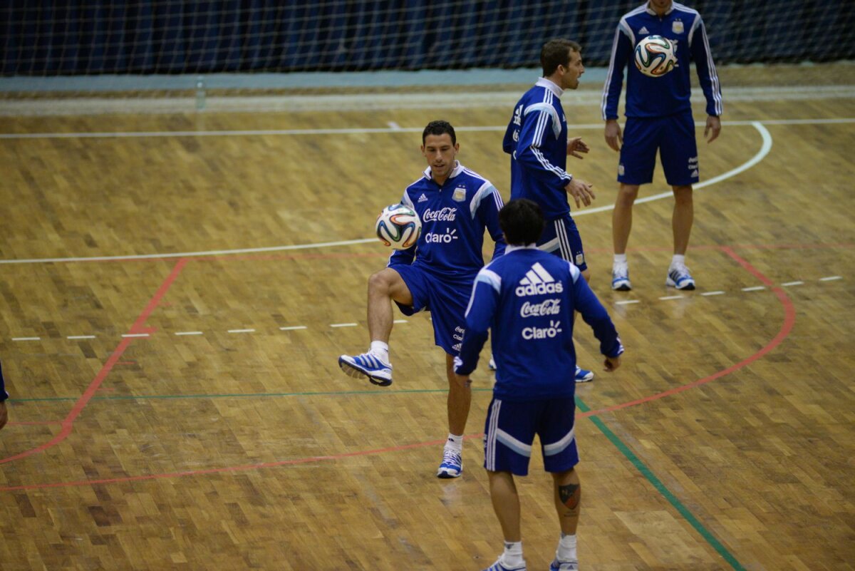 FOTO Tango în sală pe "tărîm ţigănesc" » Argentinienii, într-o postură inedită: s-au antrenat la Polivalentă