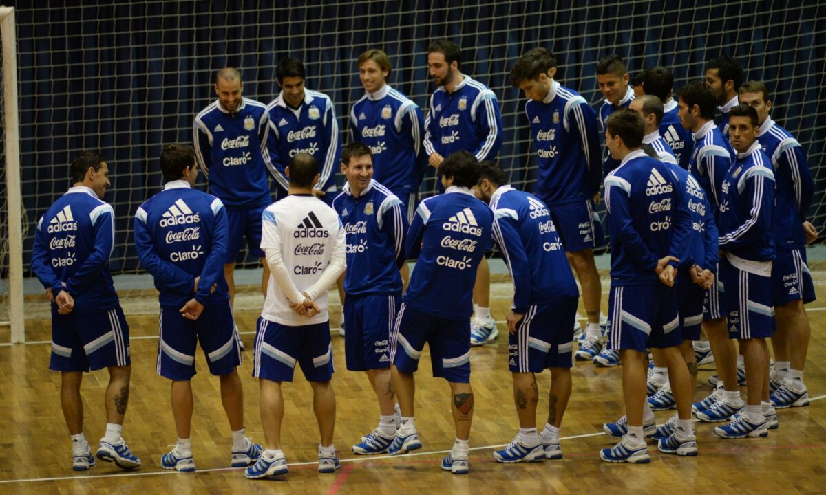 FOTO Tango în sală pe "tărîm ţigănesc" » Argentinienii, într-o postură inedită: s-au antrenat la Polivalentă