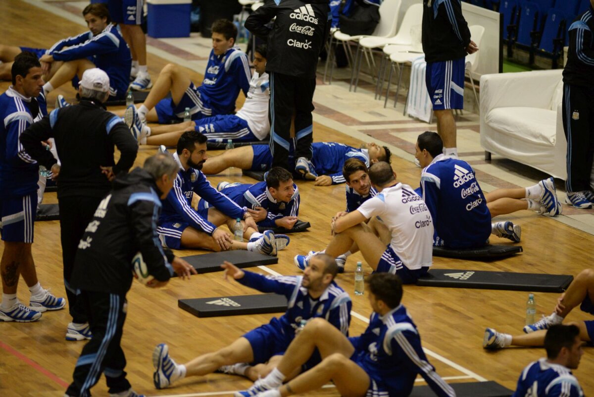 FOTO Tango în sală pe "tărîm ţigănesc" » Argentinienii, într-o postură inedită: s-au antrenat la Polivalentă