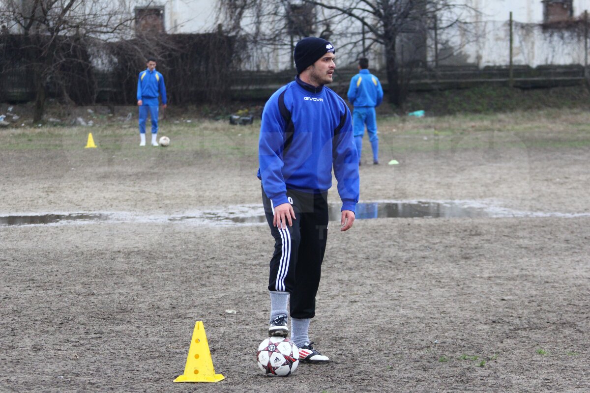FOTO Ştiinţa a ajuns să se antreneze în noroi, prin bălţi şi supravegheată de cîini vagabonzi