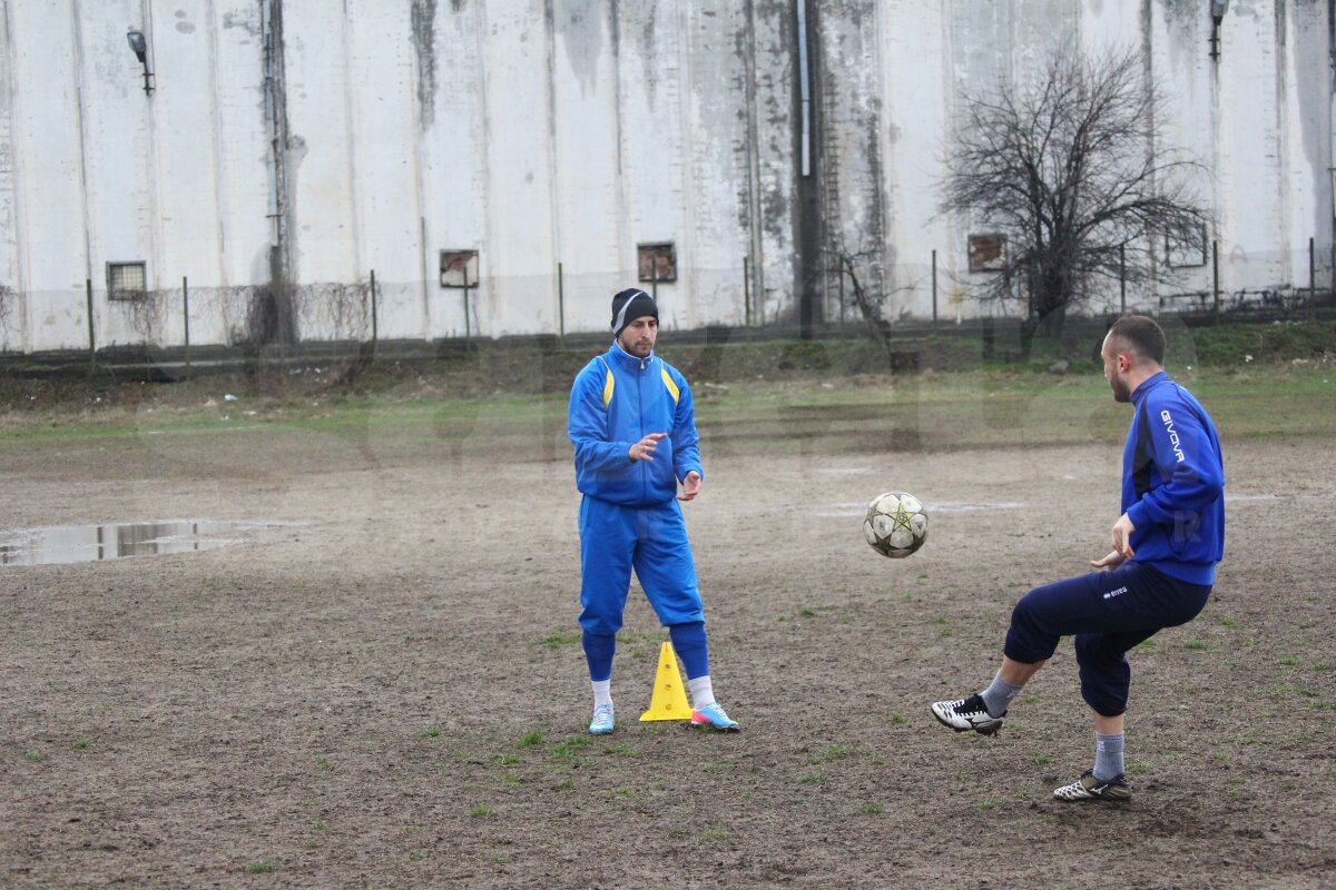 FOTO Ştiinţa a ajuns să se antreneze în noroi, prin bălţi şi supravegheată de cîini vagabonzi